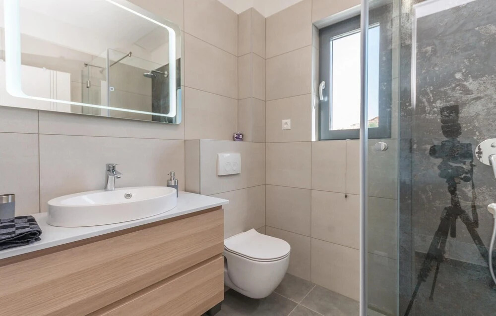 Nice Apartment in Sveti Filip i Jakov With Wifi, Heated Swimming Pool and 2 Bedrooms