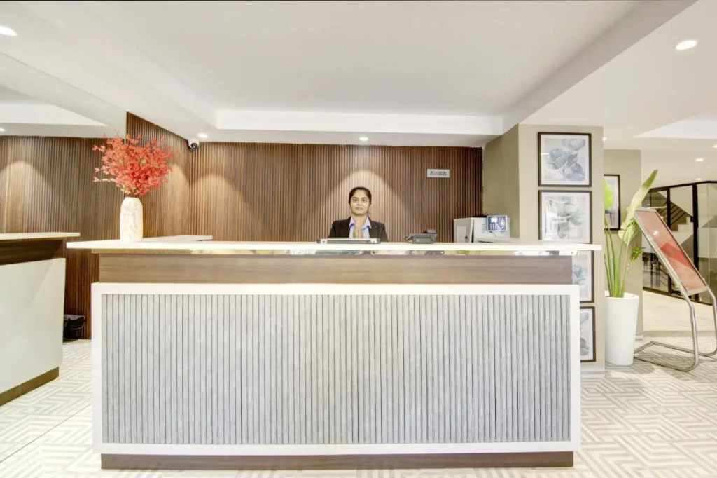 Saltstayz Premier - Galleria Market Road & Sector 27