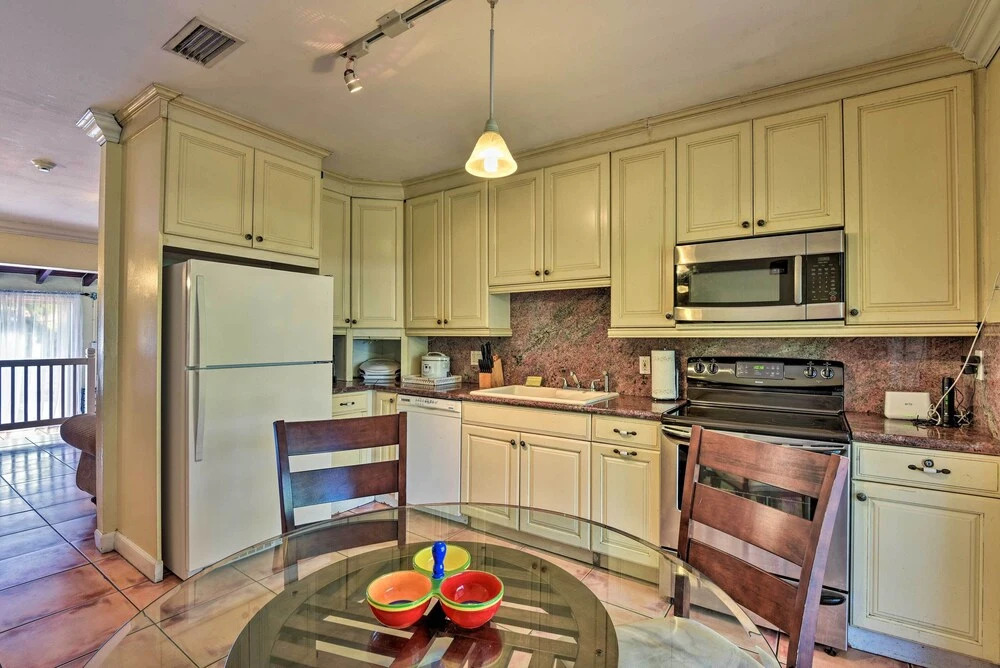 Quaint Central Miami Bungalow: 10 Mi to Mid-beach!