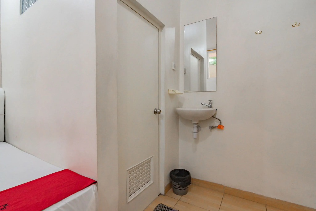 RedDoorz near Prujakan Station Cirebon