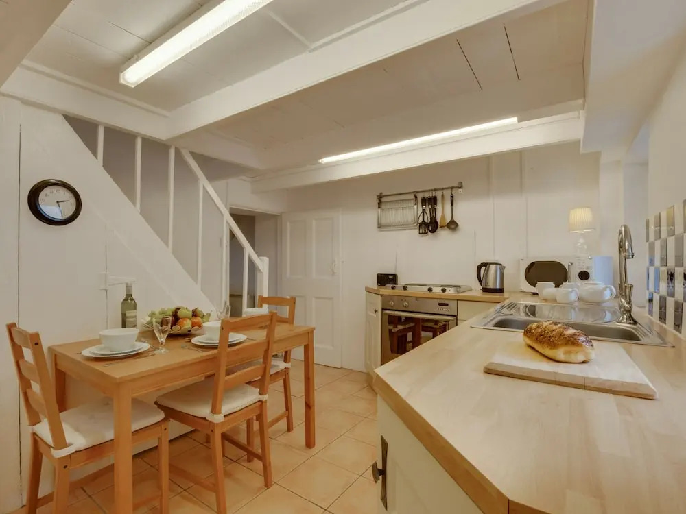 Beautiful Holiday Home in Wadebridge With a Fireplace in the Bedroom and a Lovely Garden