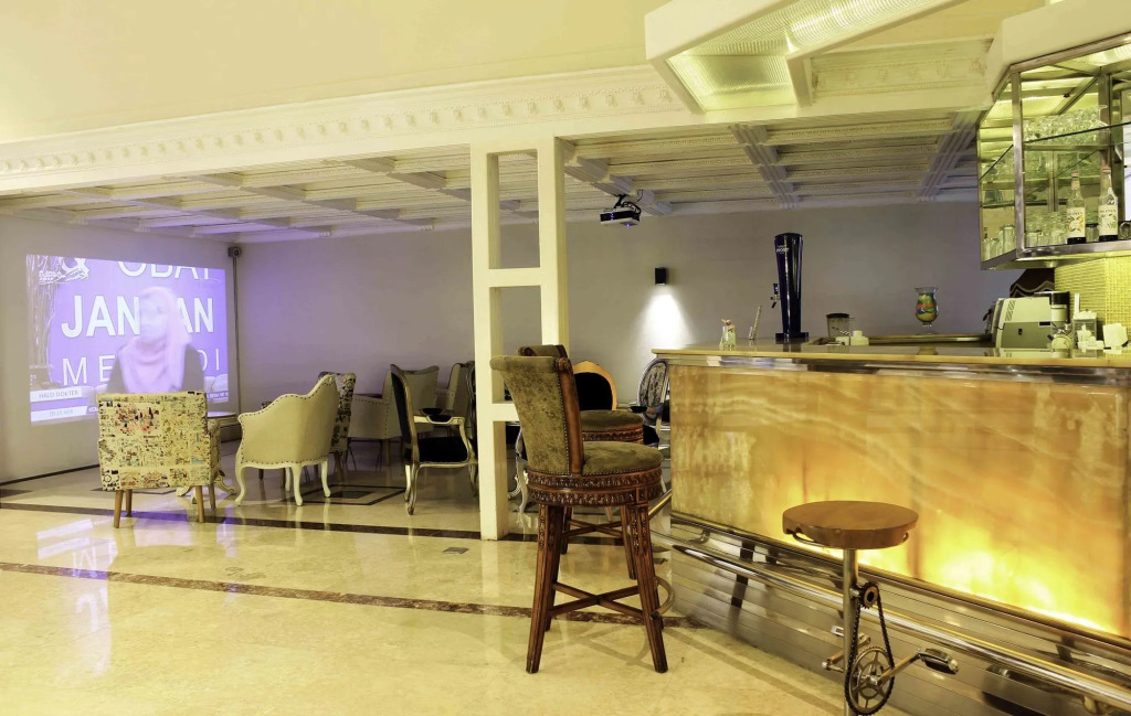 Amos Cozy Hotel & Convention Hall