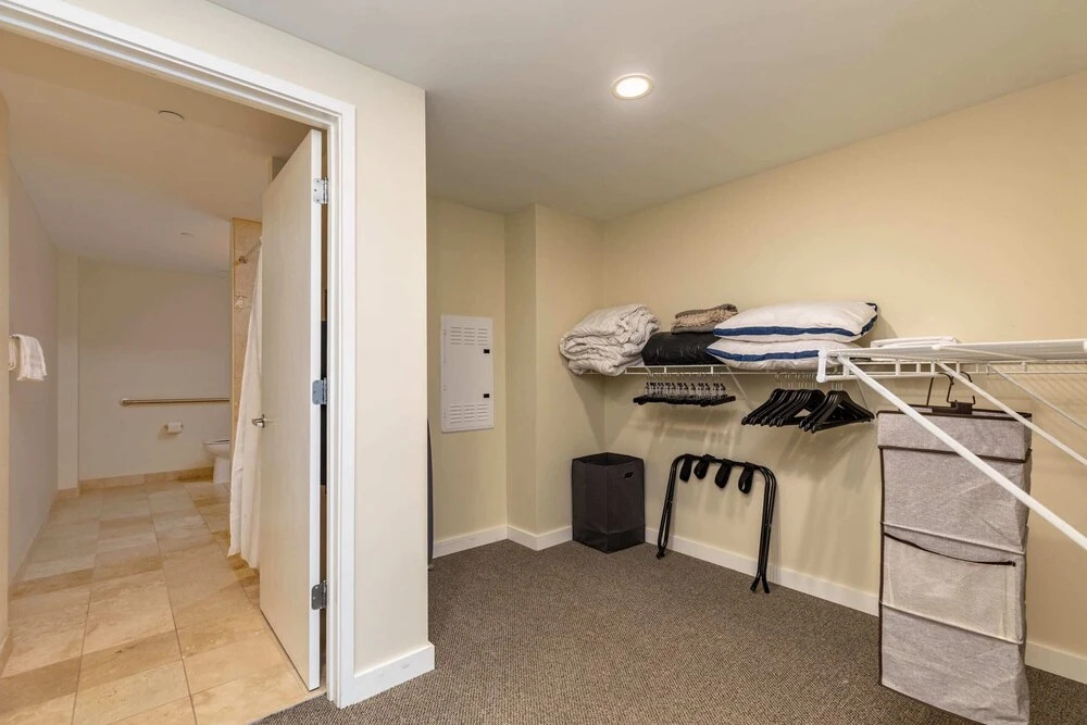 Spacious DT 2BR With Free Parking by Zencity