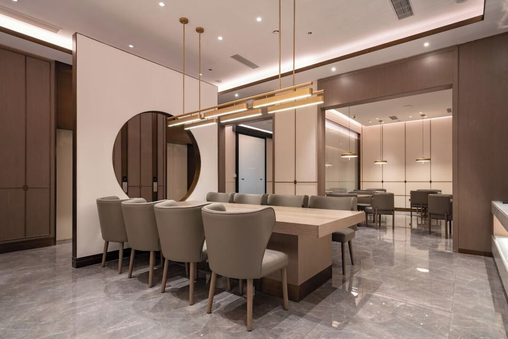 World Hotel (Jinan CBD Dingjiazhuang Subway Station)