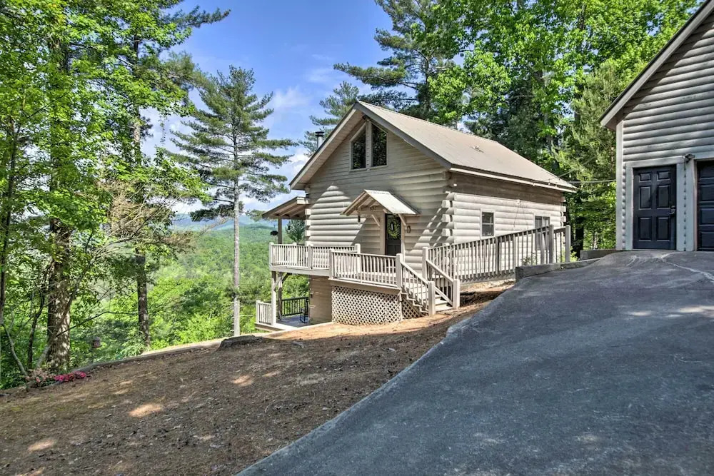 Treetop Hideout w/ Long-range Mountain Views!