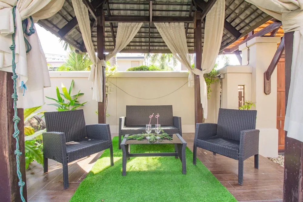 3BR Bali style PrivatePool Villa Near main road Large pool