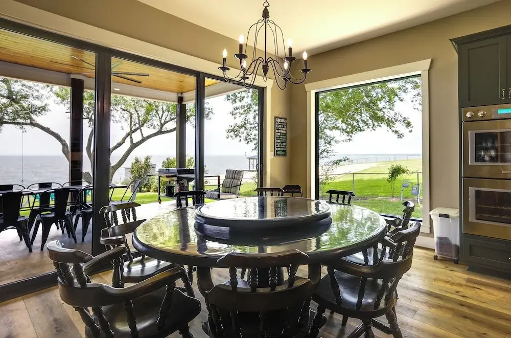 Lakefront Onalaska Home w/ Screened-in Porch!
