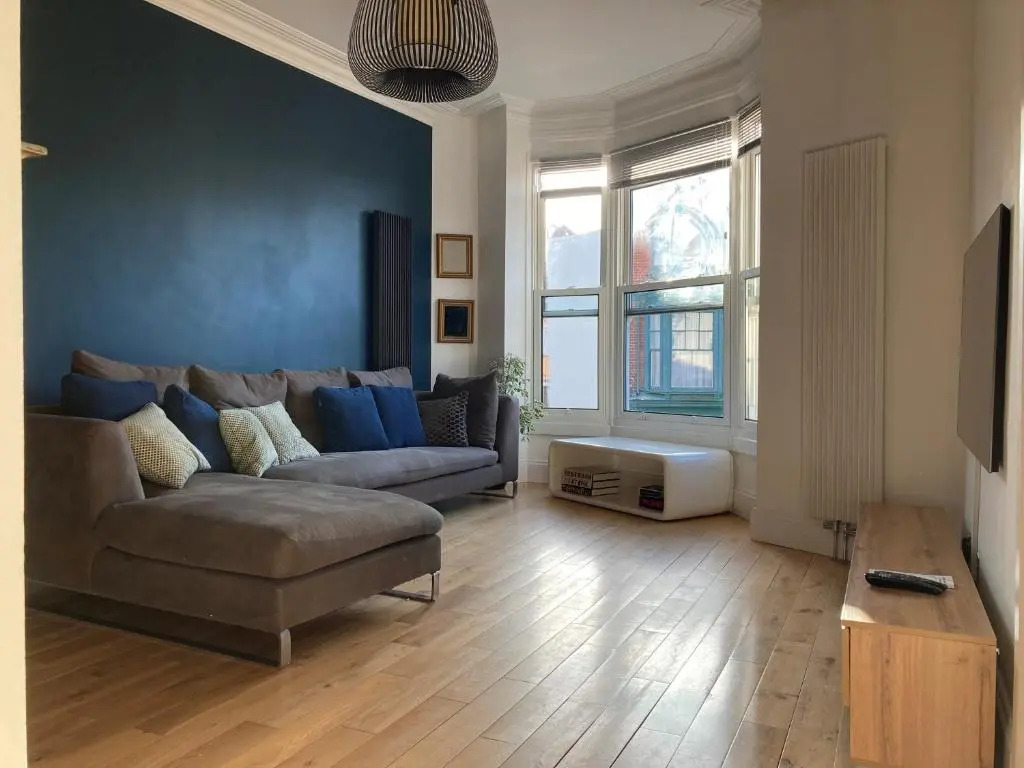 The Clock Tower Apartment - Large, Modern, 2 bed apartment, Southsea with Free parking - sleeps 4