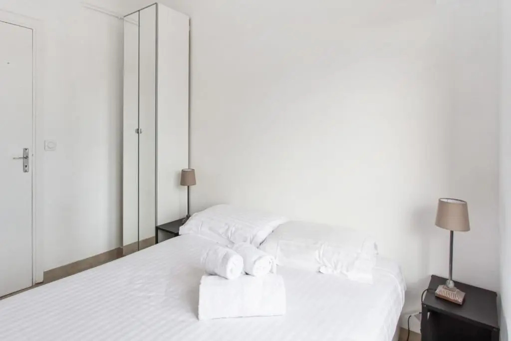 Modern and bright flat in a calm street close to Nice station - Welkeys
