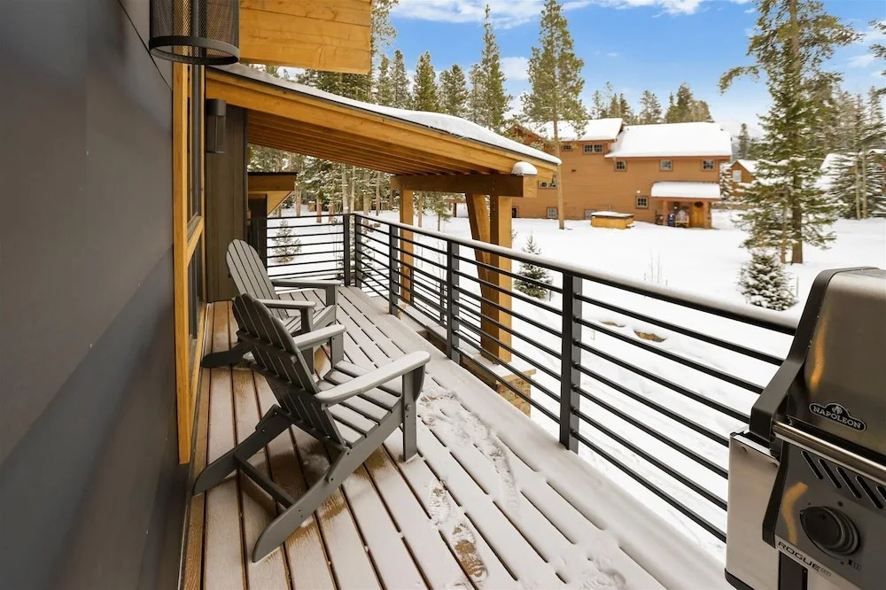 Five Peaks Townhouse with Garage and Hot Tub by RedAwning