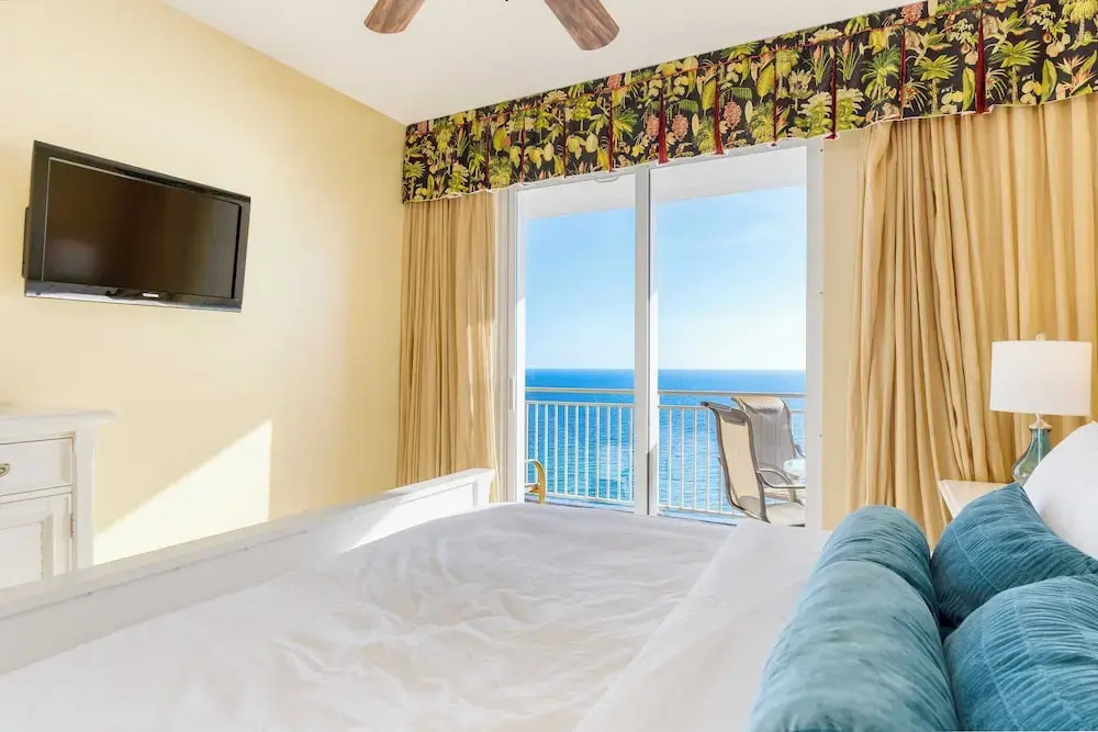 Beachfront 3bdr Private Beach Access, Ocean Views, Gym Sunscape by Avantstay