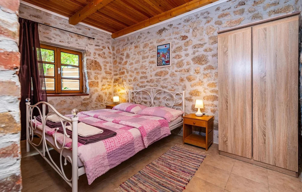 Stunning Home in Lisane Tinjske With 2 Bedrooms, Wifi and Outdoor Swimming Pool