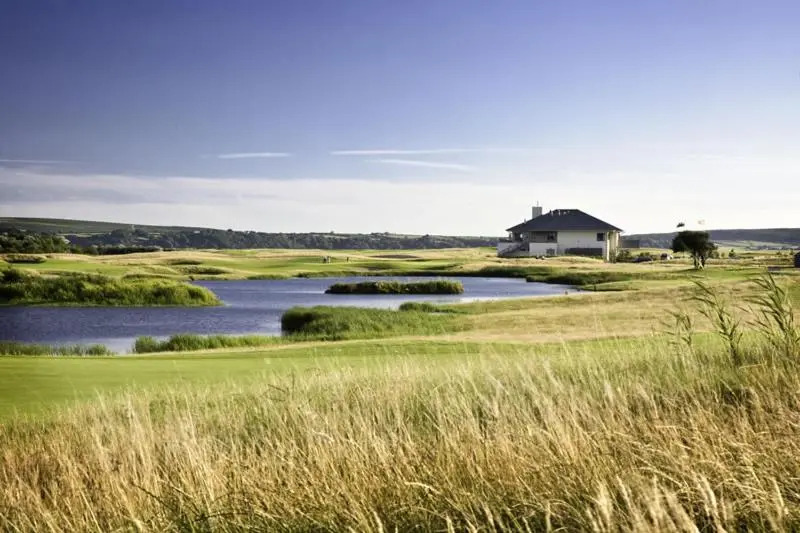Modern 1 bed apartment next to beach and golf course
