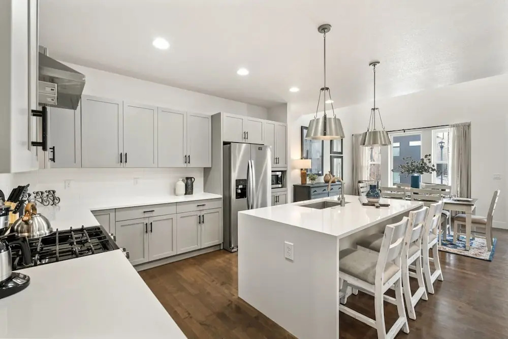 Steps From River & Old Town - Hot Tub & King Bd