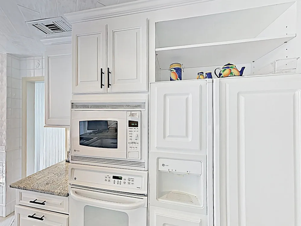 New Listing! All-suite Ocean-view W/ Pool 2 Bedroom Condo