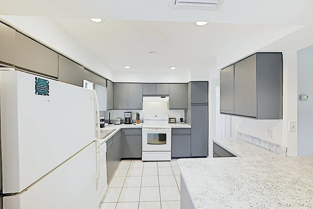 Sparkling W/ Private Lanai & Caged Pool 3 Bedroom Home