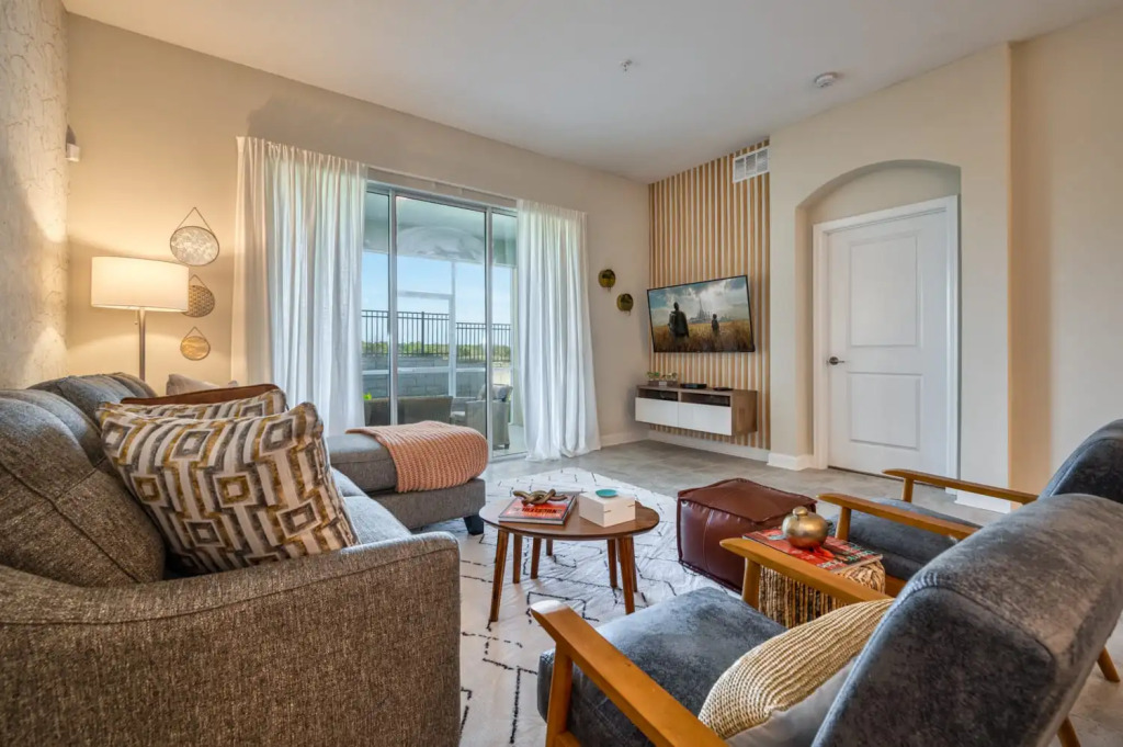 Charming condo with great golf view near Disney