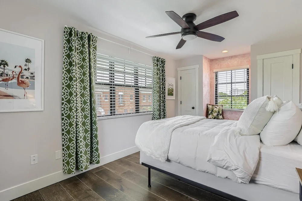 Villa del Flamingo - Modern Living & Poolside Escape in Flamingo Park