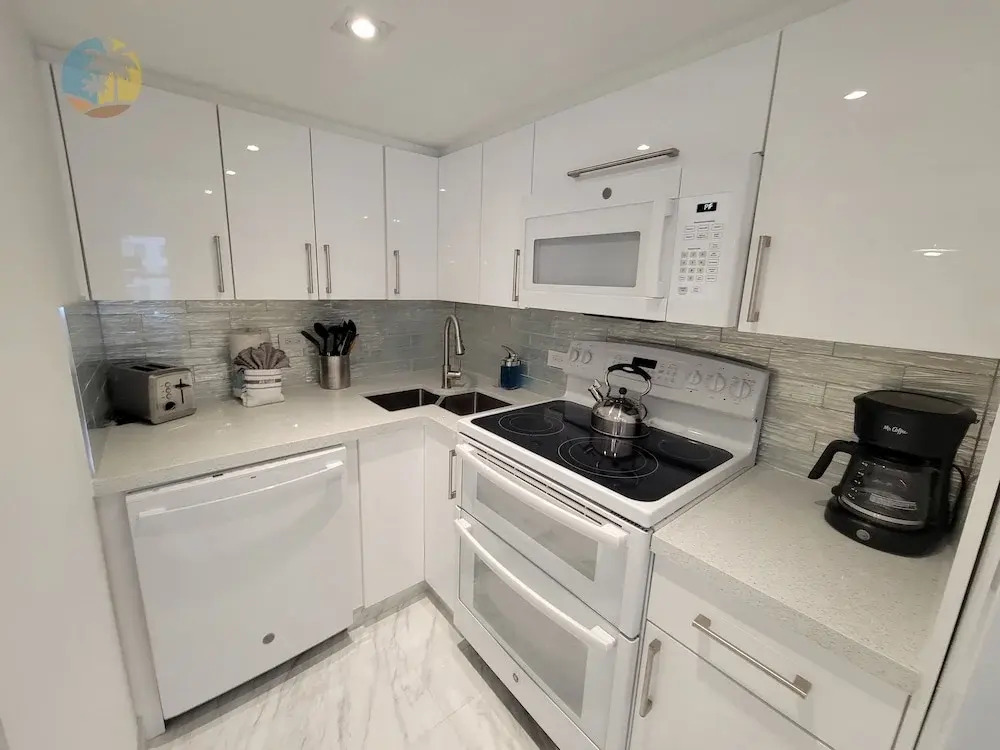 Alexander 611 3 Bedroom Apts by RedAwning