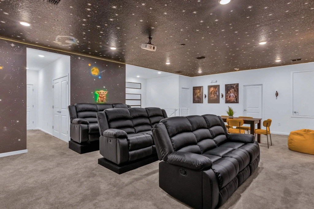 Luxury Home - ALL the Extras - Sleeps 39