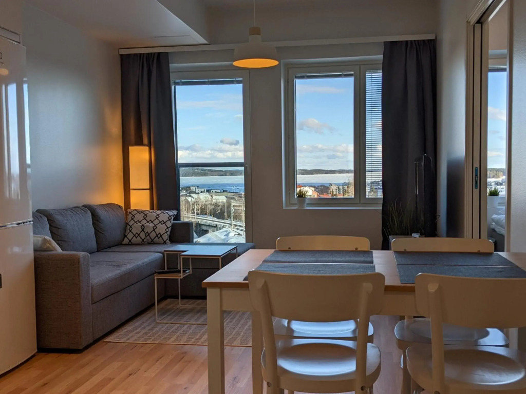 City apartment with lake view and free parking