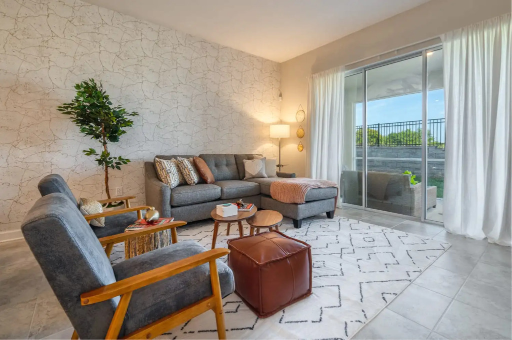 Charming condo with great golf view near Disney