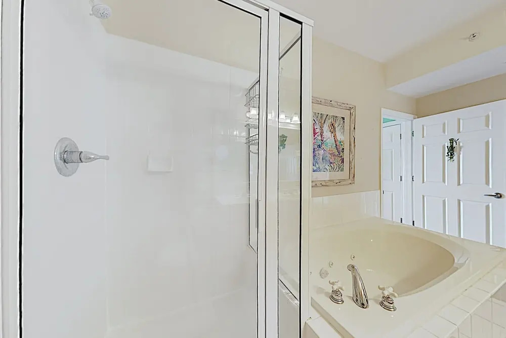 Chic Beachside W/ Pool & Bayfront Balcony 3 Bedroom Condo