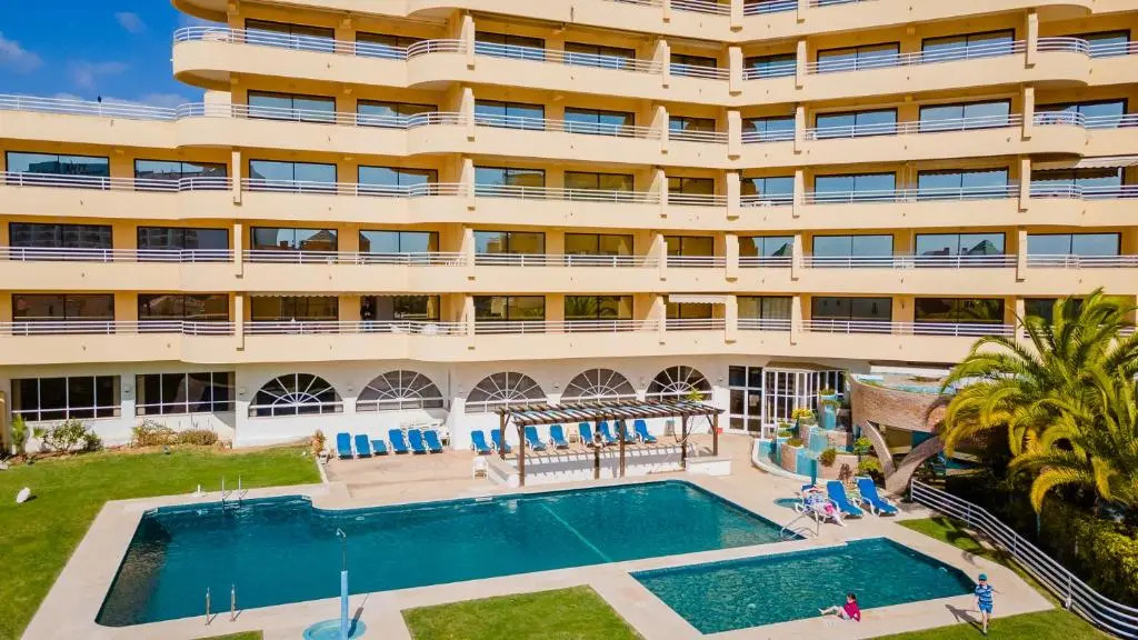 Marina 2BDR Apartment With Balcony & Pool - 5min from beach by LovelyStay