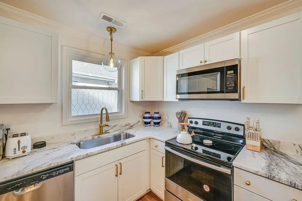 < 3 Mi to Dtwn: Modern Cottage in Greenville!