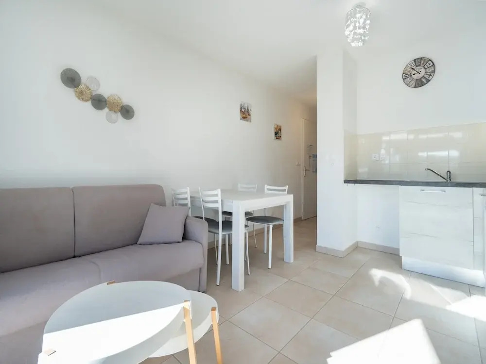 Peaceful Villa in Serignan