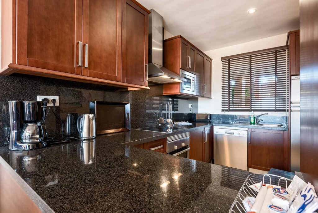Malibu 6 -lux. 2BR Sea View Condo in Club la Costa