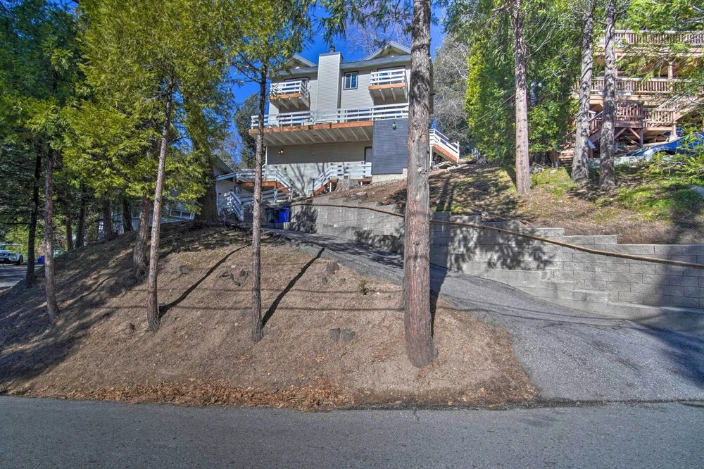 Picturesque Cabin: 2 Balconies, Walk to Lake!