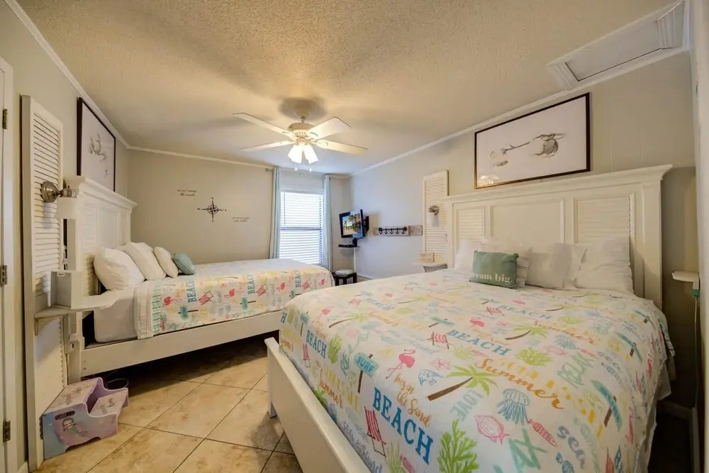Adorable Condo Directly Across the Street From Beach With Pool and hot tub