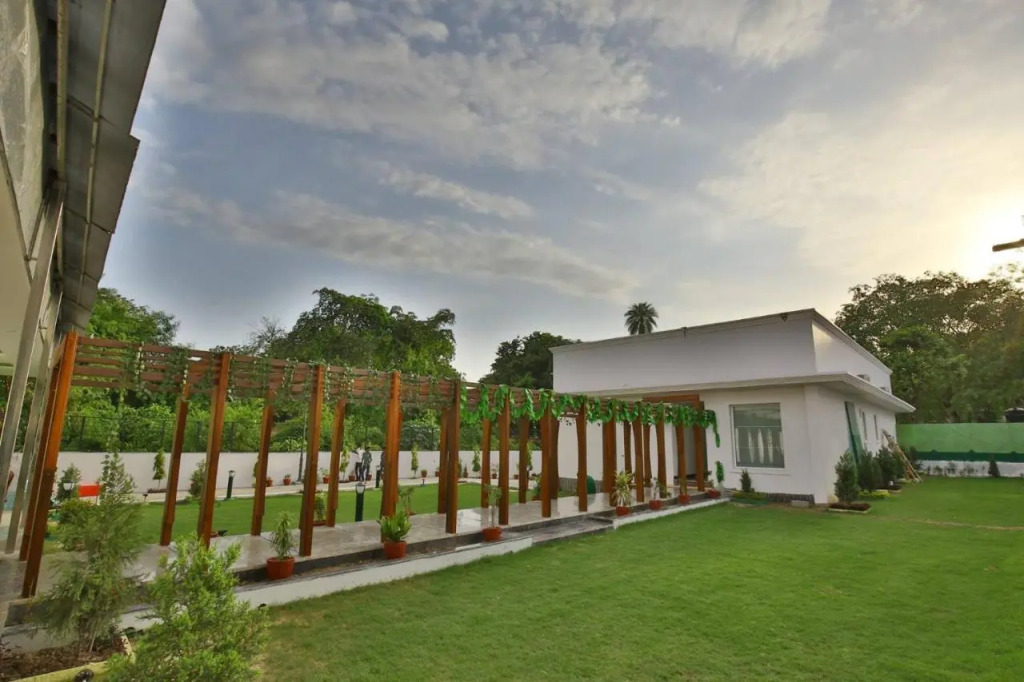 Jhansi Hotel
