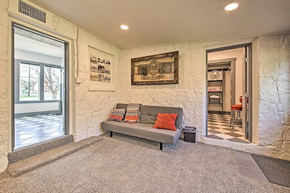 Retro Updated Blanco Abode - Steps to Main Street!
