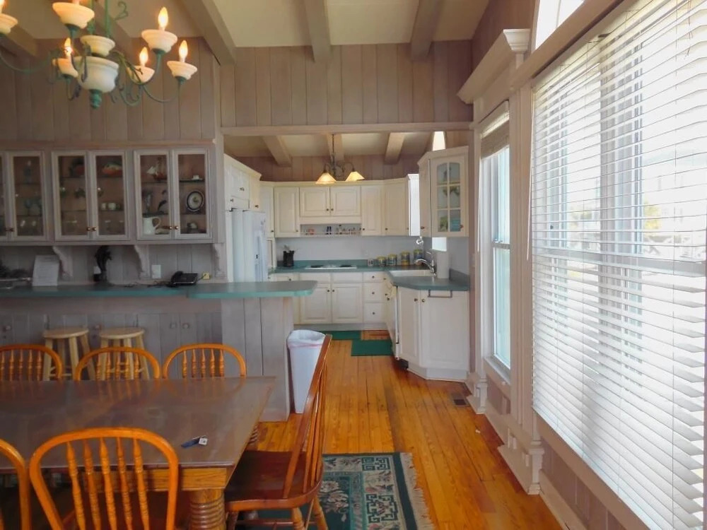 Johnsons Point of View - 4 Br Home