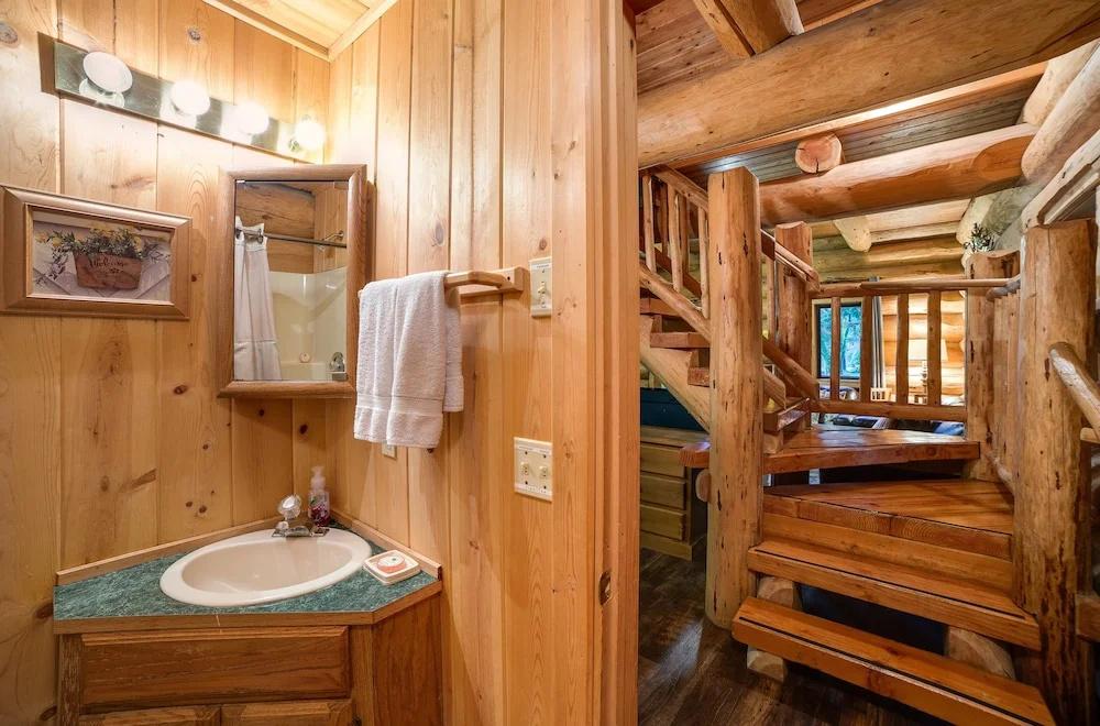 10SL - Real Log Cabin - WiFi - SLEEPS-8