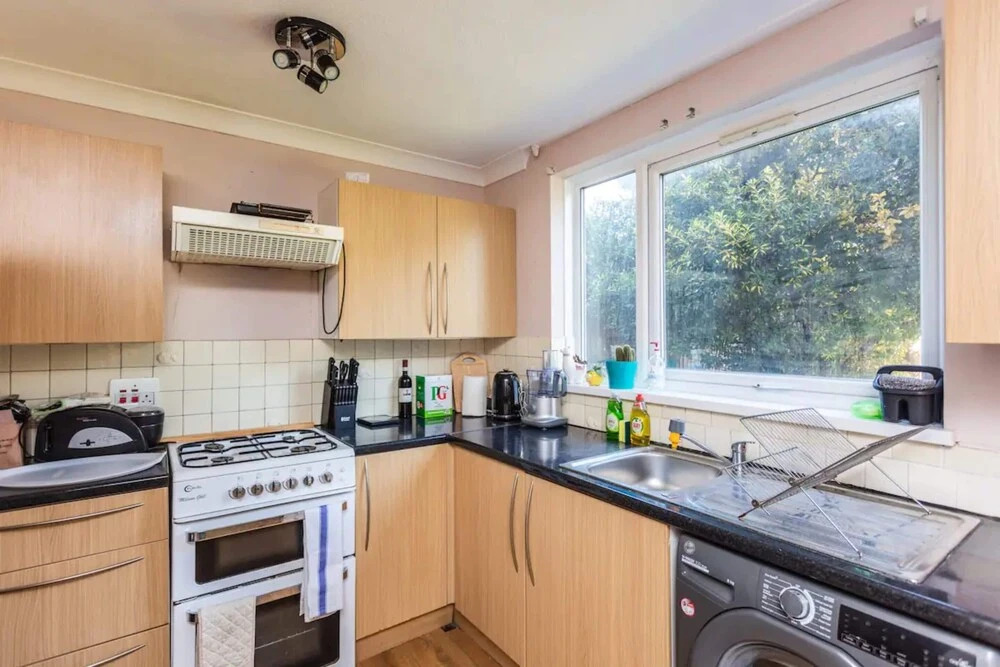 Homely 2 Bedroom House in Kennington With Garden