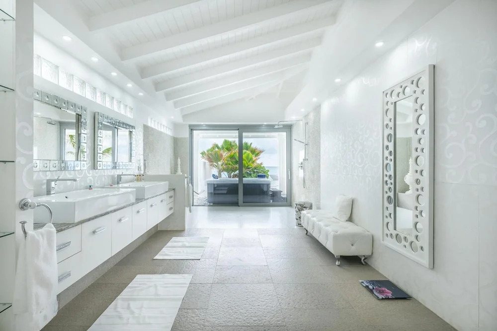 La Perla Estate - 7 BR Luxury Beachfront Villa with utmost privacy