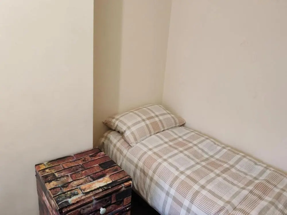 House - Sleeps 4 - Garden - on Street Parking