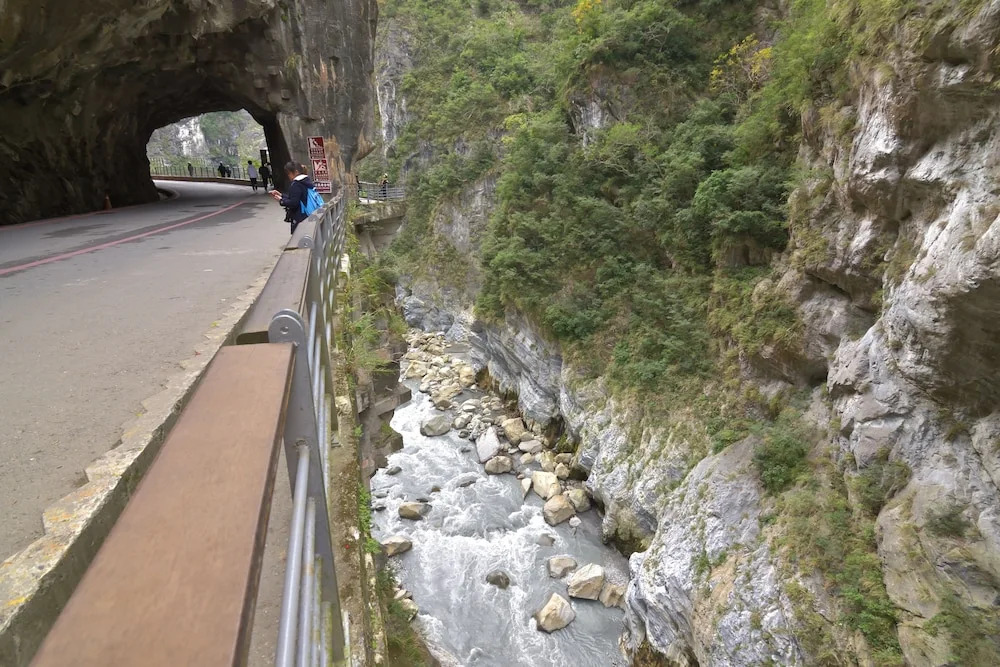 Hive BnB 蜂巢膠囊旅店 - 花蓮火車站旁背包客青旅 - 步行5分鐘
