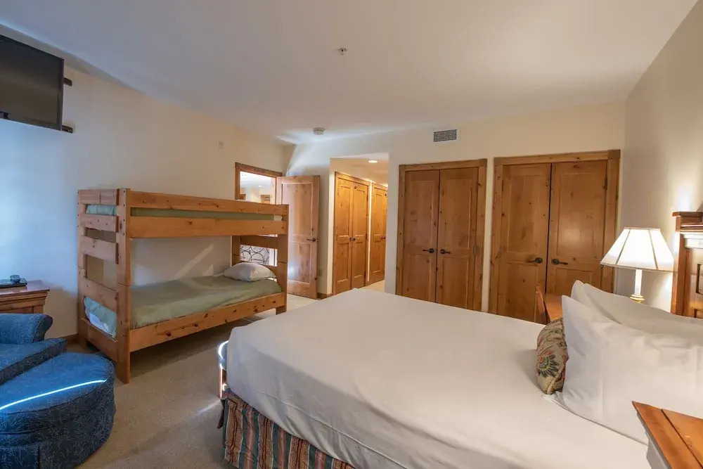 Kid-Friendly 2 Bedroom Bathroom - Slopeside Condo - No Cleaning Fee! by RedAwning