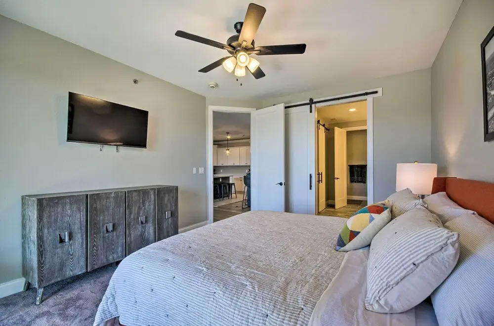 Lake-view Patio + Pool Access: Osage Beach Condo