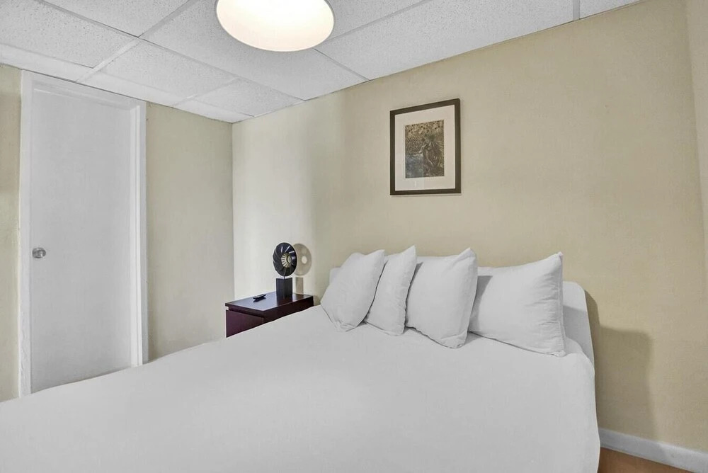 Lovely 2br/1bath, Hallandale Beach, Outdoor Pool & Free Parking!