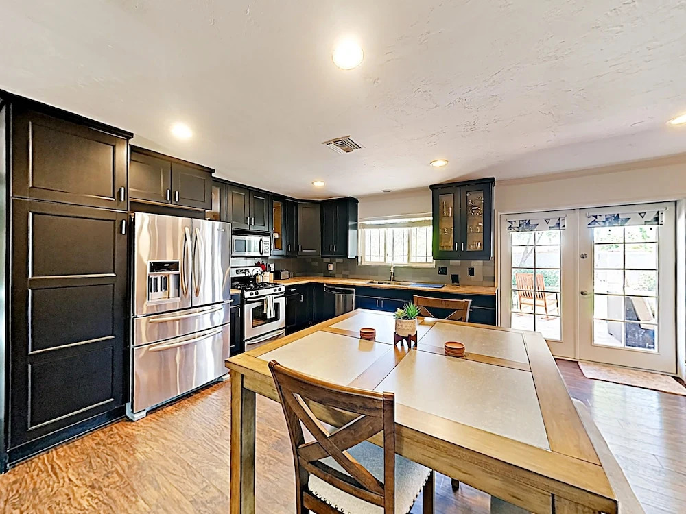 Stylish Desert Oasis - 3 Br Home