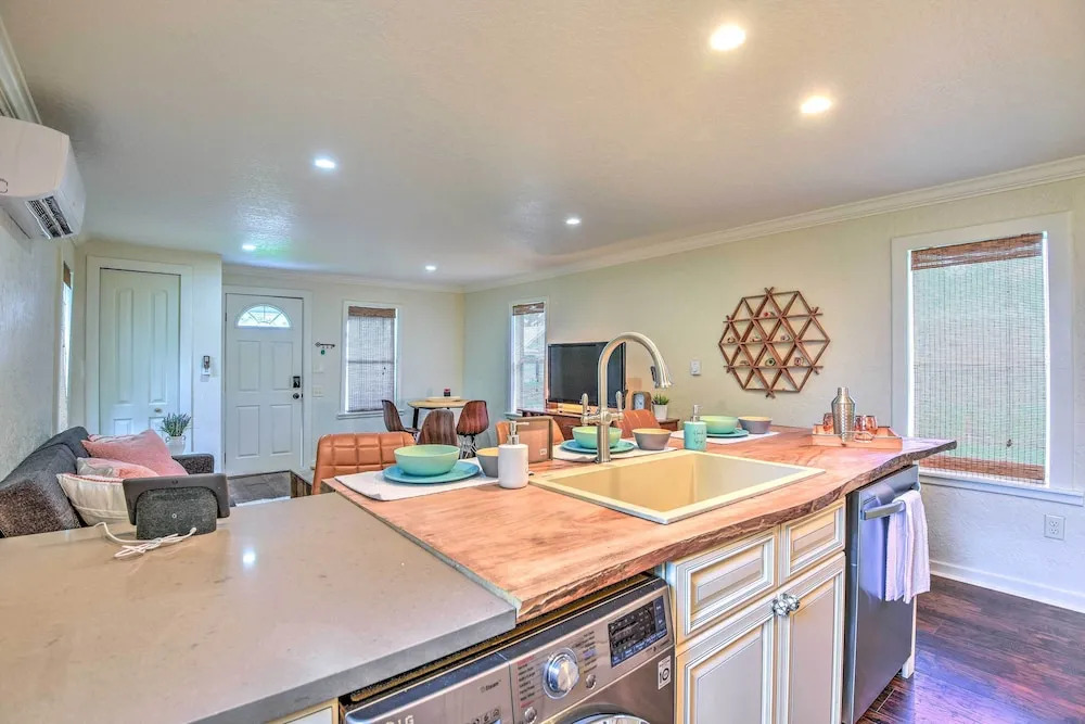 16 Mi to Disney: Cottage w/ Deck in Winter Garden