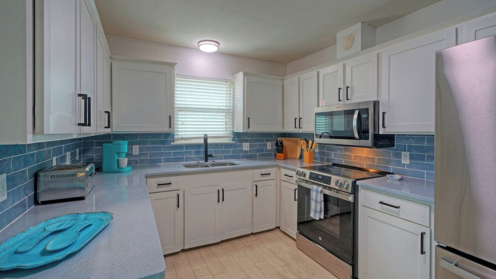 Coastal Retreat w/ Pool, BBQ & Sunset Views Beers and Sunshine by Avantstay