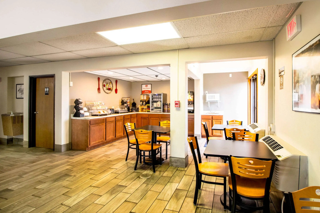 Econo Lodge Watertown