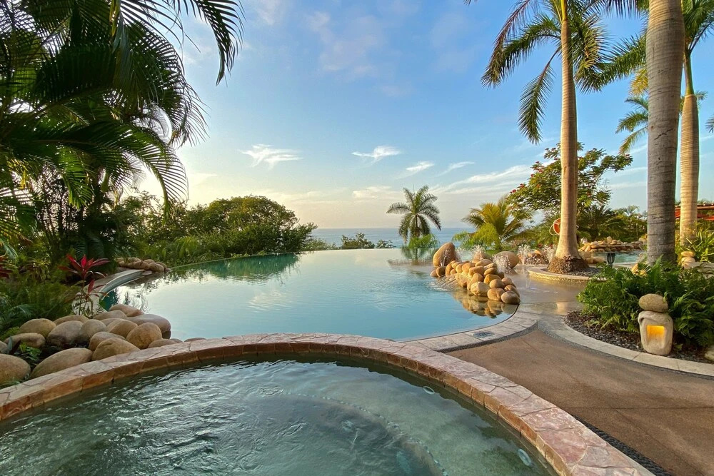 Beachfront Dream Retreat With Pool, Tennis & gym Access - Washer/dryer, AC