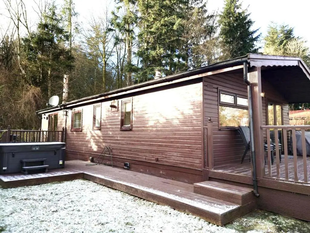 4 Bed House - Sleeps 9 - Hottub - Parking